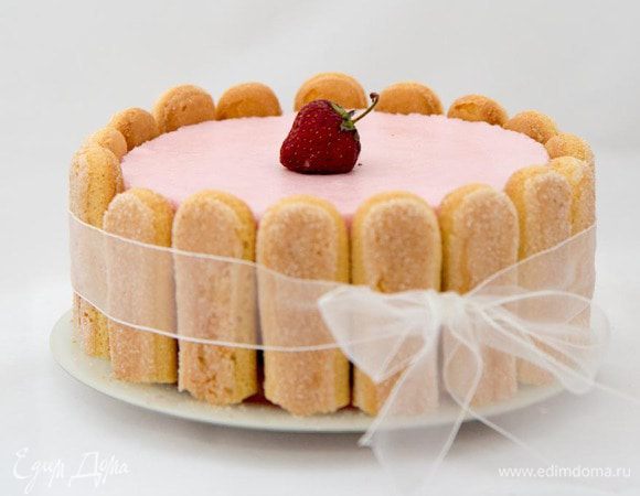 Украшаем оставшимися савоярди и клубникой. Примечание: Если вы будете использовать более широкую форму, то кол-во печенек савоярди можно будет уменьшить, так как для украшения их можно будет разломать пополам. У меня торт получился такой высоты, что нужно было отломать небольшие кусочки от печений и вышли остатки, которые я использую потом :)