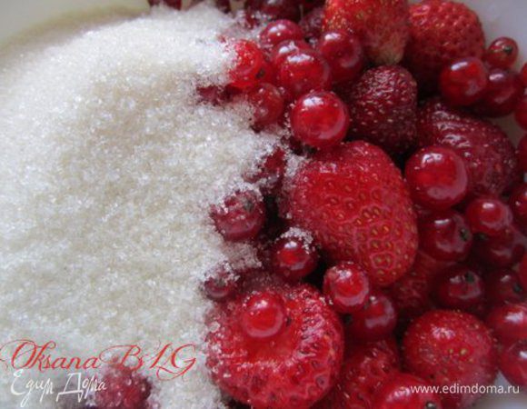Ягоды вымыть, засыпать сахаром(1/2 ст.)