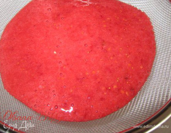 Пюрировать в блендере, пропустить через сито, чтобы убрать все косточки и твердые части ягод. Должен получится неполный стакан пюре.