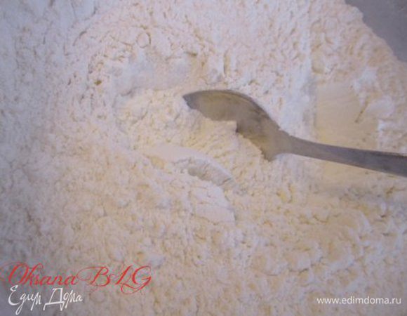 Муку ,смешать с разрыхлителем.
