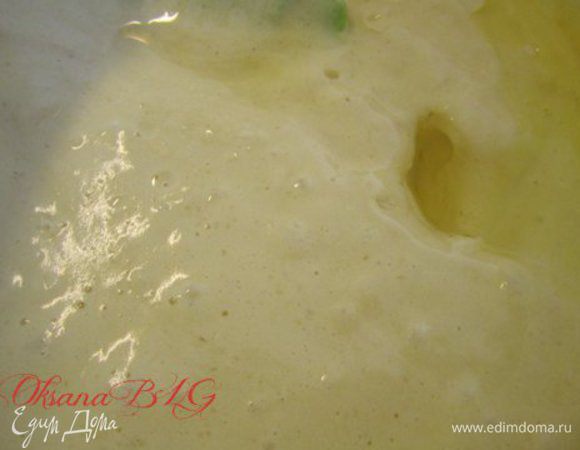 Ввести в взбитые яйца, добавить растительное масло.