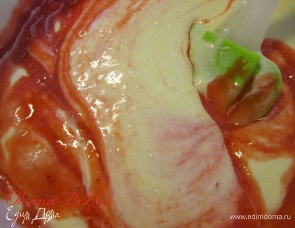 Ввести ягодное пюре, хорошо и аккуратно перемешать.