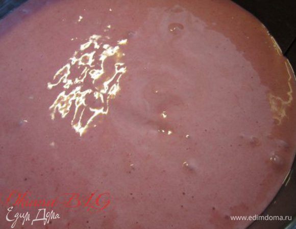 Форму предварительно смазать растительным маслом. Вылить тесто.