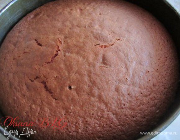 Выпекать при температуре 180 градусов, через 20-25 минут проверить на готовность деревянной шпажкой, она должна быть сухой. Если на шпажке остаются следы бисквита, он еще не готов. Этот бисквит важно не перепечь, чтобы бисквит не потемнел.