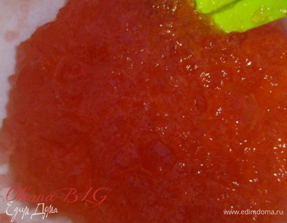 Клубничное желе приготовить согласно инструкции. У меня в инструкции на 1 п желе нужно добавлять 400 мл. воды, для того чтобы желе хорошо держалось в торте, воду нужно уменьшить до 300 мл. То есть 600 мл. на 2 п. желе. Желе поставить в холодильник, чтобы оно застыло до состояния киселя.