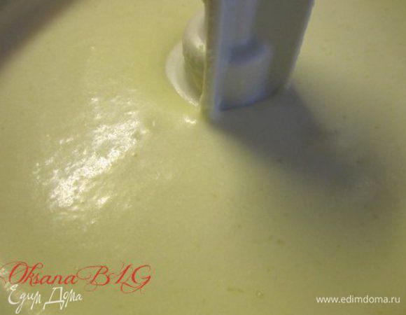 Суфле. Творог, сметану, сахар взбить в блендере или комбайне. Если под рукой только миксер, творог нужно перетереть через сито и только тогда взбивать с сахаром и сметаной. желатин залить горячей водой(50-75 мл) перемешать, дать постоять чтобы разошлись все крупинки. если желатин плохо растворяется, его можно поставить на водяную баню, прогрев желатин станет однородной консистенции. Важно не вскипятить желатин, так как он потеряет свои желирующие свойства.