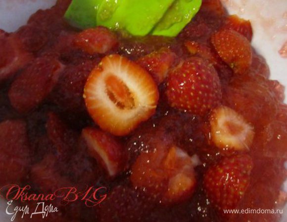 Клубнику смешать с желе.