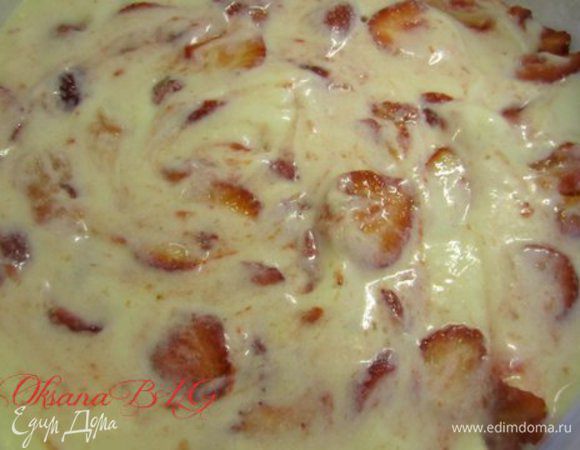 в оставшееся суфле добавить клубнику порезанную средними пластинками. выложить на корж.