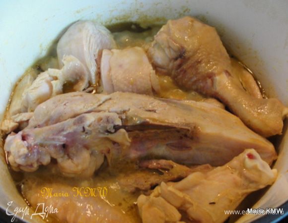 Выложить нарезанное мясо или курицу кусочками, тушить 30 минут.