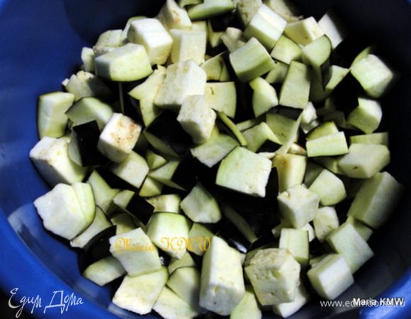 Баклажаны порезать кубиками.
Влить оставшеися 250 мл кокосового молока. Добавить к мясу баклажаны, листья кафир-лайма, перчик чили. Тушить до готовности 15-25 минут.