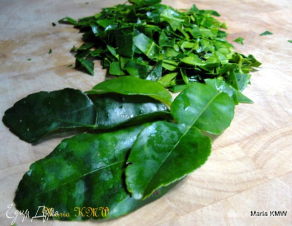 Листья кафир-лайма. Они были у меня замороженные. Едва открыв пакетик, запах на кухне стоял экзотический.