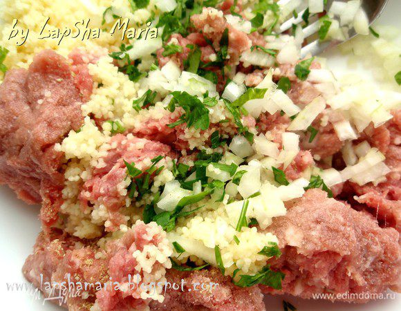 В большой миске замочить кускус в воде минут 5, пока он полностью не разбухнет. Добавить в эту миску фарш и мелко рубленные лук и петрушку. Добавим соль и уцхо-сунели. Очень хорошо перемешать фарш, немного отбить его ладошками, насытить воздухом, чтобы он был воздушным. 