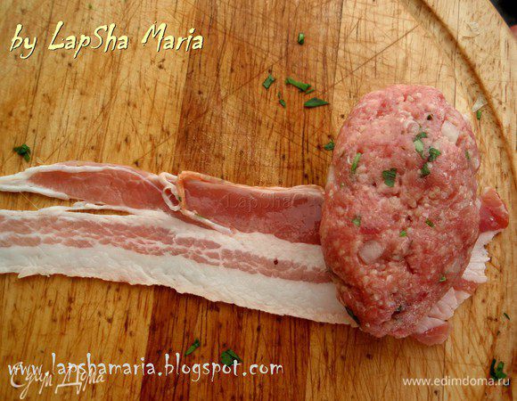 На доску положить ломтик бекона. Сформировать из фарша слегка продолговатые котлетки.
