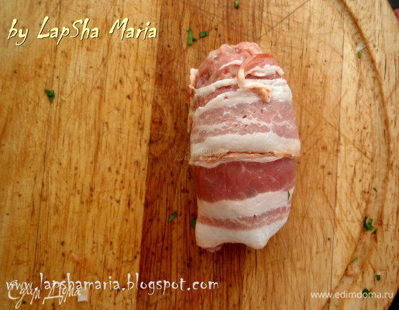 Обвернуть вокруг котлеты бекон.