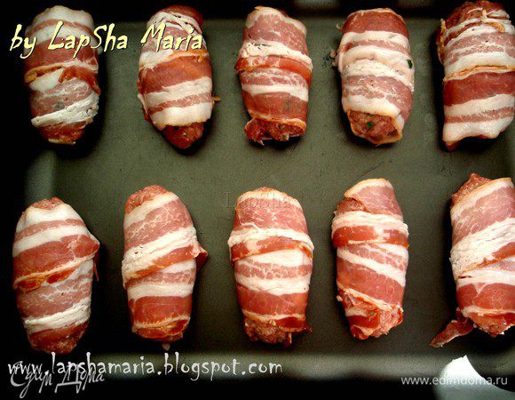 Выложить котлетки (а их у меня получилось 10 штук) на противень или в форму. И поставить в духовку при температуре 220С на 5-7 мин, чтобы бекон схватился и сок мяса остался в котлетах. Затем вытащить форму, уменьшить огонь до 180С, накрыть котлеты фольгой и запекать ещё 20-25 минут.