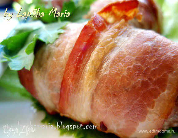 Теперь можно снять фольгу, включить функцию гриль или обдув, или просто увеличить температуру на максимум и оставить на 5 мин до румяности бекона. Я подавала котлетки со сметаной. Приятного аппетита!