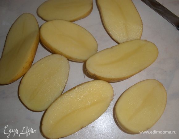 Картофель помыть, почистить. Если молодой, то не надо чистить. Разрезать вдоль попалам. 