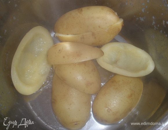 Чайной ложкой убрать серединку. Получившиеся "лодочки" отварить в подсоленной воде 20 минут. Затем воду слить и дать немного остыть и обсохнуть. 