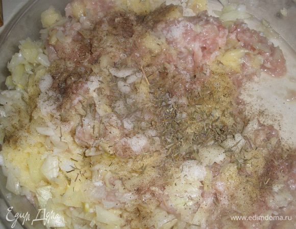 Лук мелко порубить. Половину картофельной середины тоже измельчить. Все смешать с фаршем. Его посолить, поперчить, добавить тимьян. 