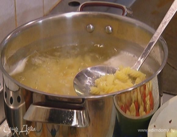 Воду, в которой варилась капуста, посолить и отварить в ней макароны.