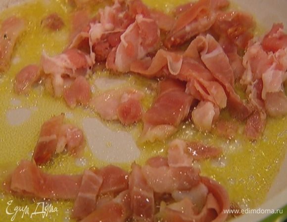 Разогреть в сковороде 2 ст. ложки оливкового масла и обжарить бекон и ветчину до золотистого цвета.