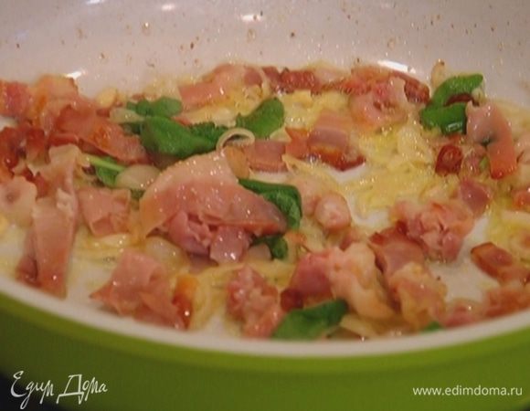 Шалот почистить, нарезать полукольцами, выложить к бекону с ветчиной, добавить целые листья шалфея и обжарить лук до прозрачности.