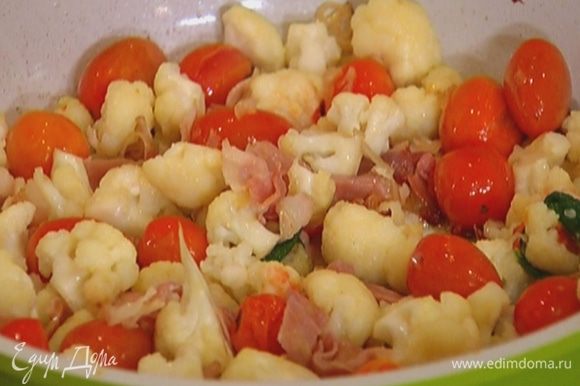 Добавить в сковороду капусту, помидоры черри, паприку и томить еще 2–3 минуты на маленьком огне.