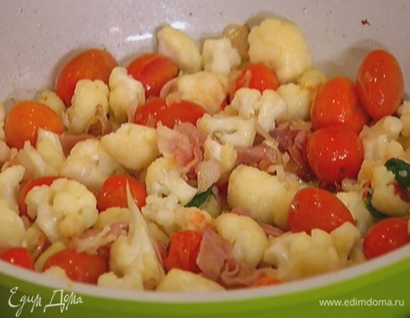 Добавить в сковороду капусту, помидоры черри, паприку и томить еще 2–3 минуты на маленьком огне.