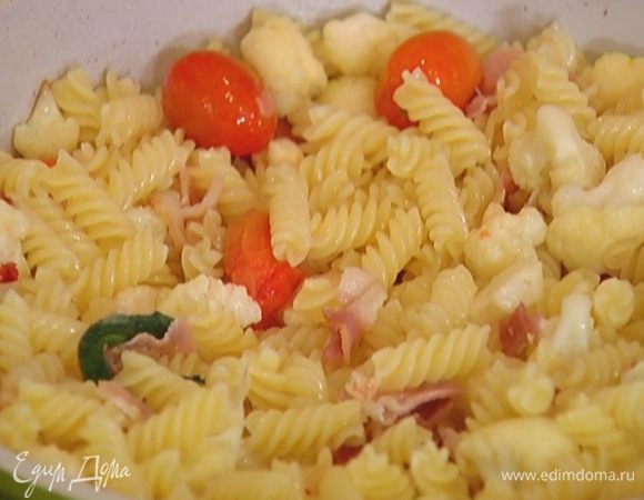 Отваренные макароны выложить в сковороду, перемешать и подержать на огне еще пару минут.