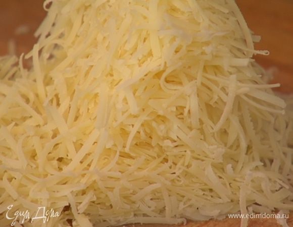 Сыр натереть на мелкой терке.