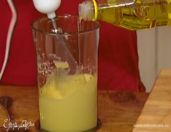 Приготовить майонез: желток соединить с горчицей, немного посолить и начать взбивать миксером, тонкой струйкой вливая 150 мл оливкового масла. Затем тонкой струйкой влить оливковое масло Extra Virgin и 1 ст. ложку лимонного сока и все взбить в однородную массу.