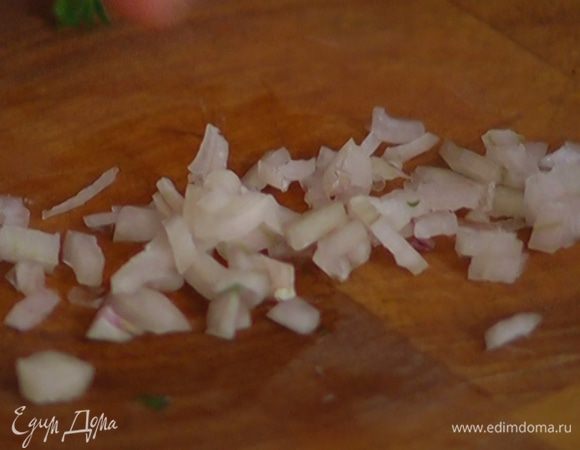Лук-шалот почистить и измельчить.