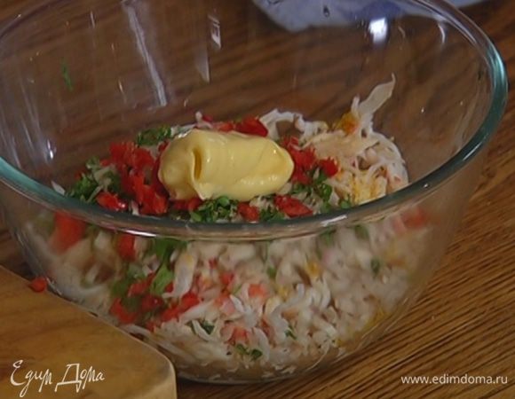 Добавить к крабам шалот, чили, кинзу, карри, посолить, поперчить, добавить 1 ст. ложку с горкой майонеза и все перемешать. 