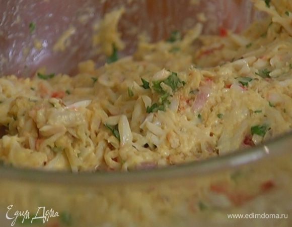 Всыпать панировочные сухари, еще раз перемешать и отправить в холодильник на 20–30 минут.