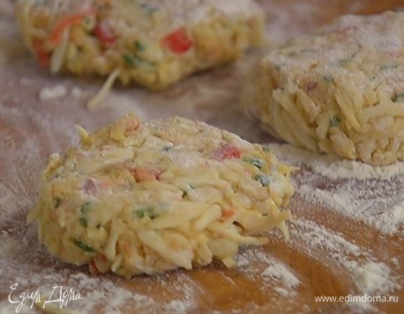 Рабочую поверхность присыпать мукой, сформировать небольшие котлетки и обвалять их в муке со всех сторон.