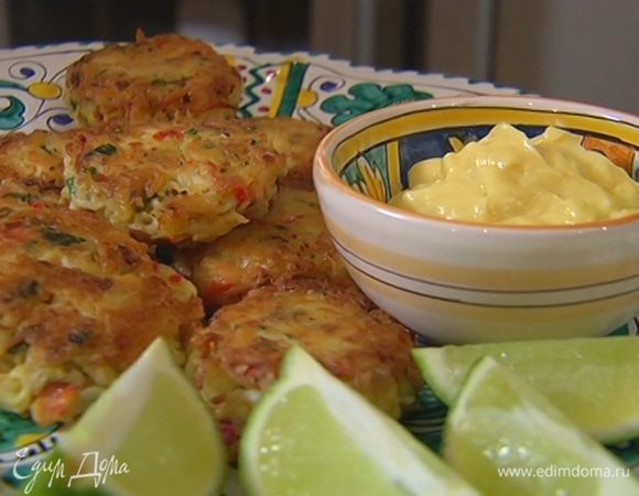 Готовые котлеты сбрызнуть соком лайма, подавать с дольками лайма и майонезом.