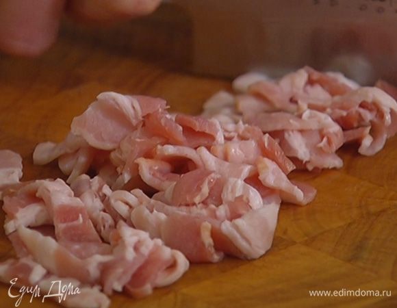 Бекон нарезать кусочками.