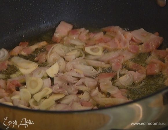 Добавить к бекону лук и чеснок, перемешать и снять с огня.