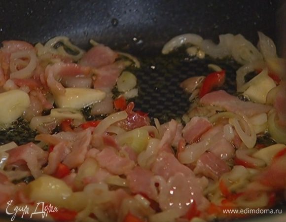 Перец чили мелко порубить вместе с семенами, добавить к бекону с луком, вернуть сковороду на огонь и обжаривать, пока бекон не станет хрустящим.