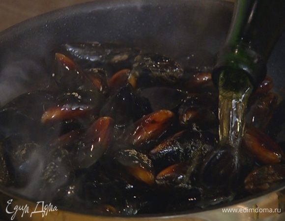 Выложить в сковороду мидии, влить сидр, накрыть крышкой и готовить 3–5 минут, чтобы все мидии открылись.