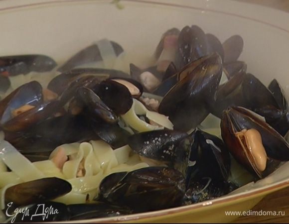 К готовым макаронам добавить мидии с соусом.