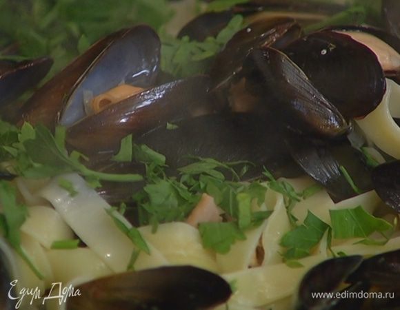 Петрушку мелко порубить, посыпать пасту и сразу подавать.