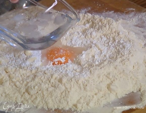 Приготовить тесто: предварительно охлажденное сливочное масло и 400 г муки порубить ножом в крошку. Добавить желток, 1 ст. ложку сахарной пудры, соль и вливать ледяную воду по 1 ст. ложке, каждый раз вымешивая (всего примерно 4 ст. ложки).