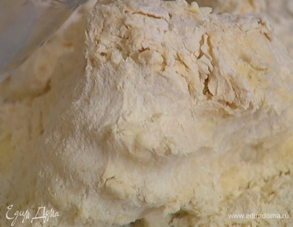 Сформировать из теста шар, завернуть в пищевую пленку и отправить в холодильник на 30 минут.