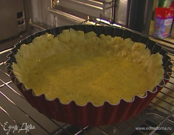 Выпекать корж в разогретой духовке 15 минут.