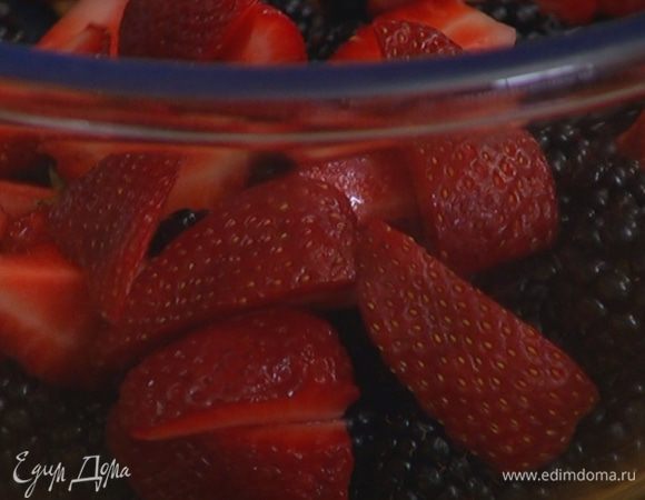 Клубнику разрезать на 4 части.