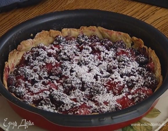 Готовый пирог посыпать оставшейся сахарной пудрой.