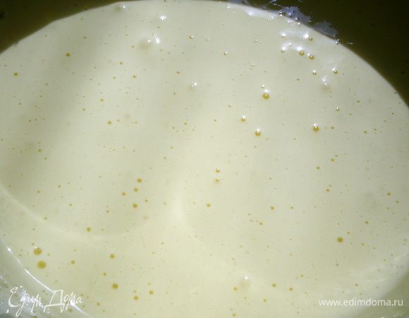 Взбить яйца с сахаром и ванильным сахаром.