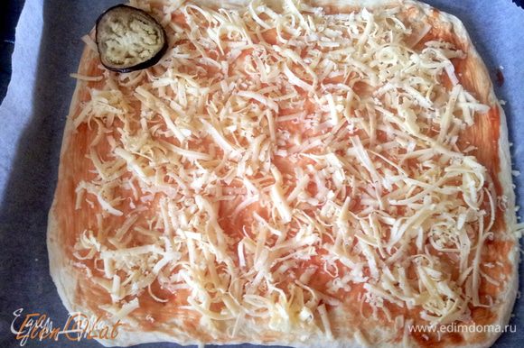 Итак, тесто раскатали, баклажаны запеклись, собираем пиццу. Основу для пиццы смазать томатным соусом, посыпать тертым сыром.