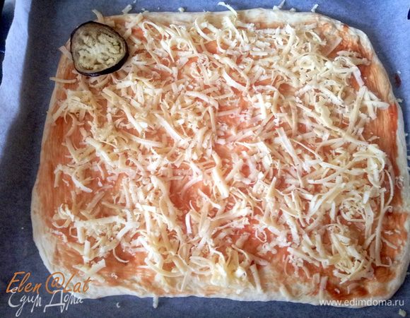 Итак, тесто раскатали, баклажаны запеклись, собираем пиццу. Основу для пиццы смазать томатным соусом, посыпать тертым сыром. 